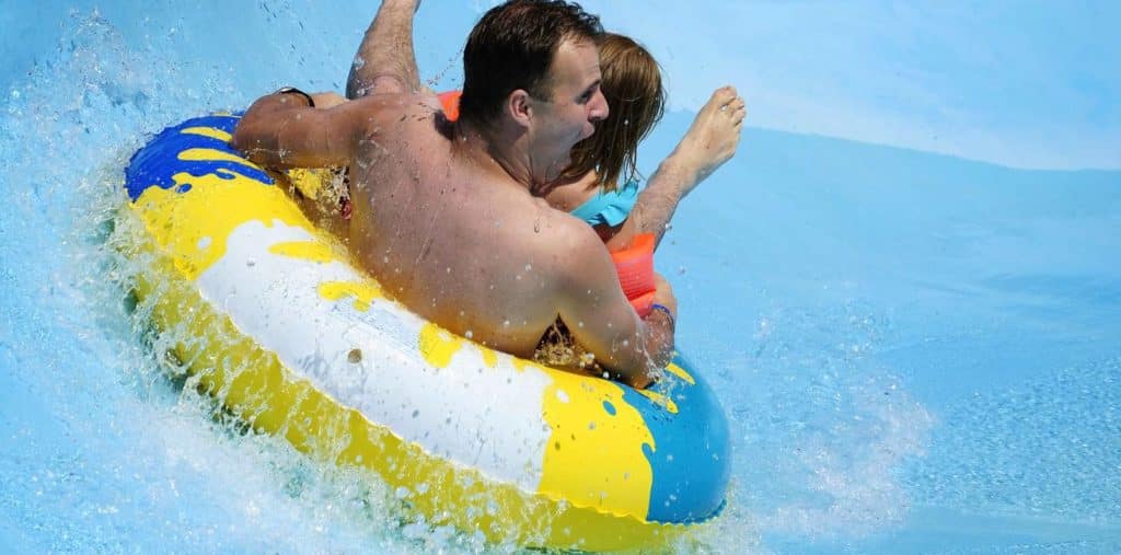 Descente en bouée le long des toboggans aquatiques de l'Aqualand de Fréjus