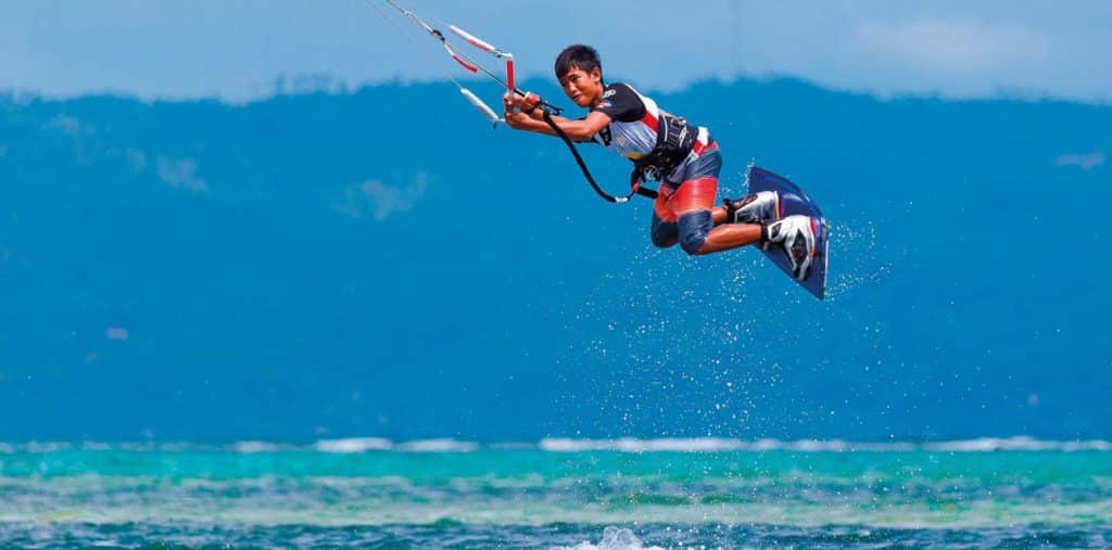 Amateur de sports nautiques pratiquant le Kitesurf à Cavalaire sur mer