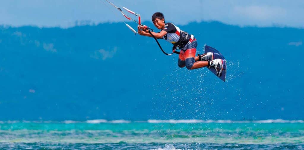 Amateur de sports nautiques pratiquant le Kitesurf à Cavalaire sur mer