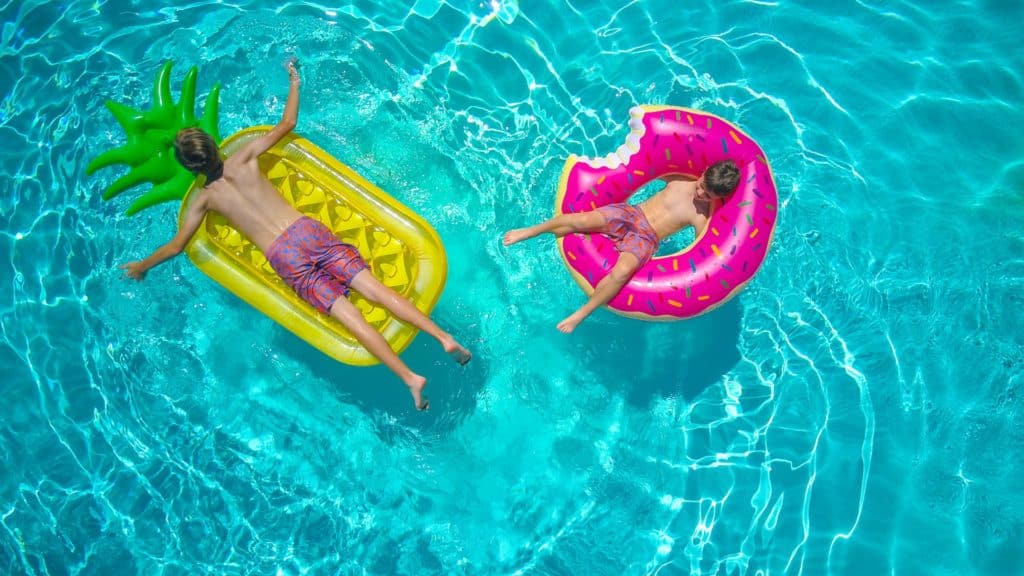 Détente au cœur de la piscine du parc