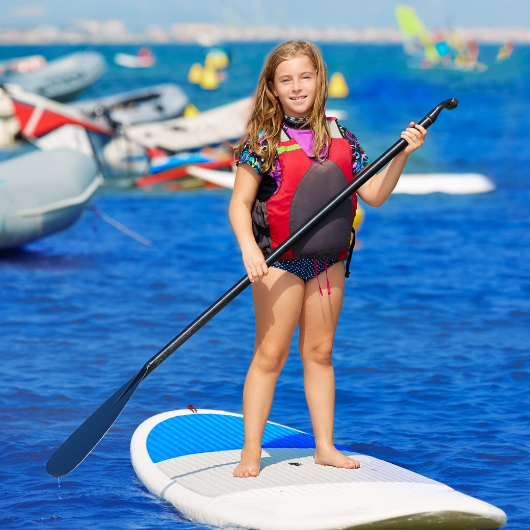 Enfant pratiquant le paddle à Cavalaire-sur-Mer