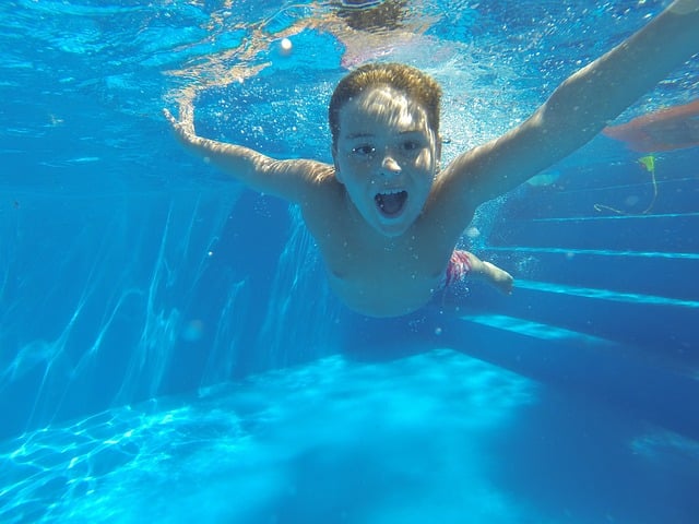 Enfant sous l'eau dans la piscine du parc aquatique de Fréjus