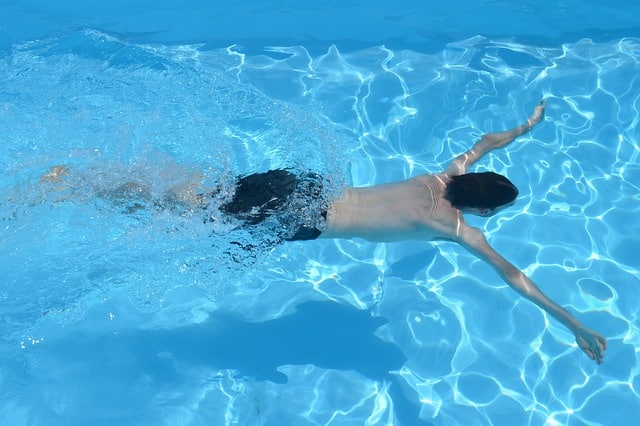 Personne nageant sous l'eau dans la piscine