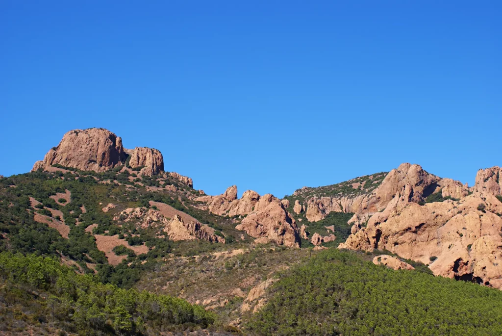 La Croix-Valmer se situe au pied du massif des Maures dans la baie de Cavalaire