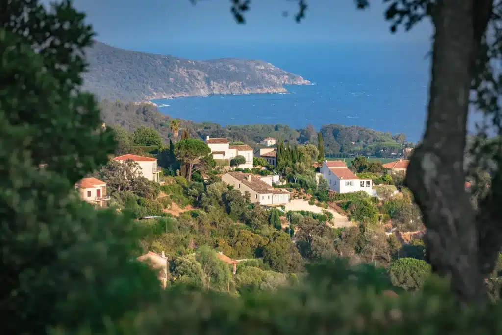 Vue sur le village : savourez un autre rythme en camping à La Croix Valmer, dans le Var